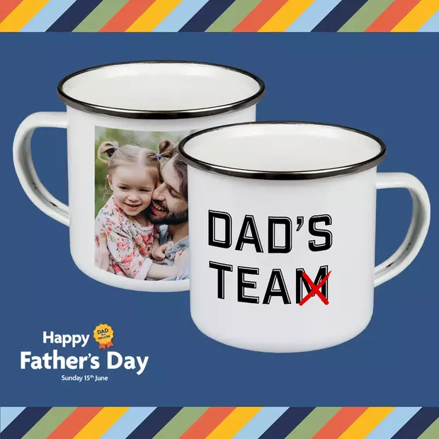 Durable enamel mugs personalised for Dad – a rustic classic for Father’s Day White enamel mugs with photo and “Dad’s Team” (or „Dad’s Tea“) design, personalised for Father’s Day. ? Our enamel photo mugs are made for morning brews and late-night chats – custom-made with a photo that makes him grin.
