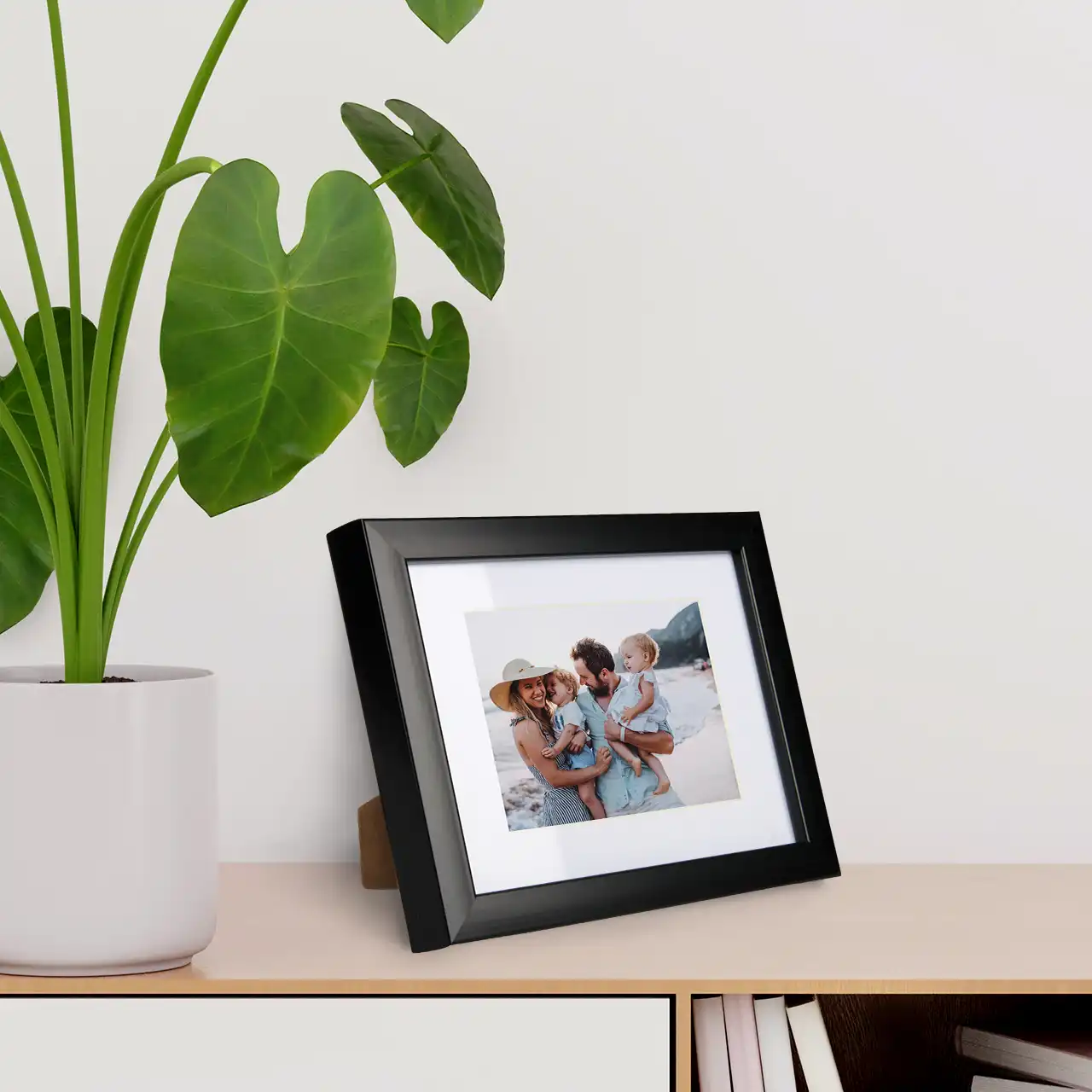 Print your pictures and add the perfect frame for a complete look Choose from a variety of sizes and finishes – from true photo paper to digital prints, tailored to your style.
