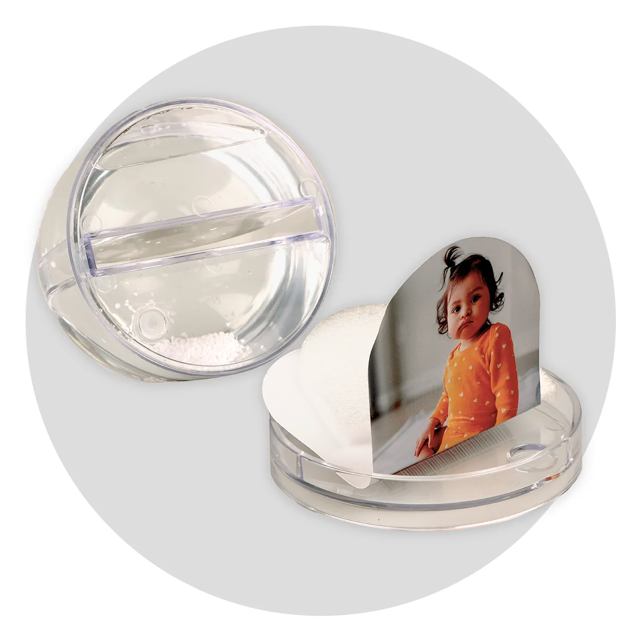 Romantic photo snow globe – the perfect gift from the heart A snow globe with picture that captures the love – soft snowflakes dance around your chosen memory