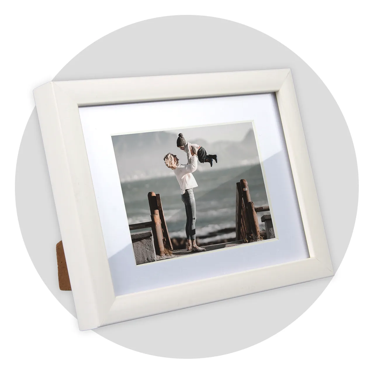 Framed pictures in black or white – elegant and versatile Order your photo in a frame with a classic mount – available in portrait and landscape formats.
