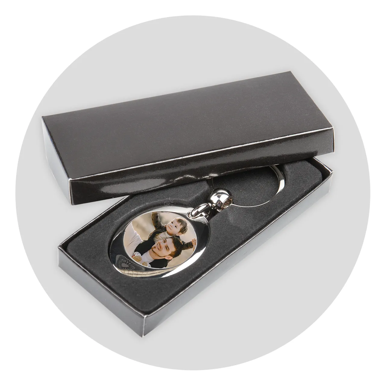 Photo keyring, aluminum, incl. high-quality packaging The aluminum photo keychain with its handy shopping cart chip comes in a high-quality black gift box. Perfect for gifting it to your loved ones!