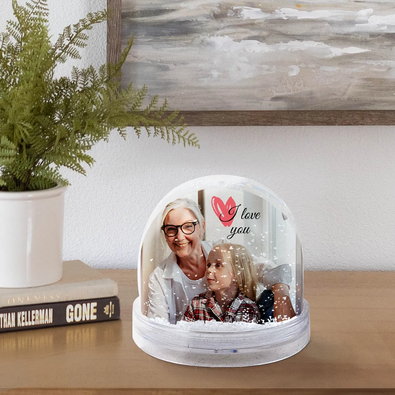 Snow globe with picture – a charming decoration or thoughtful gift A personalised snow globe for your table or mantelpiece – filled with snow and a memory you’ll love
