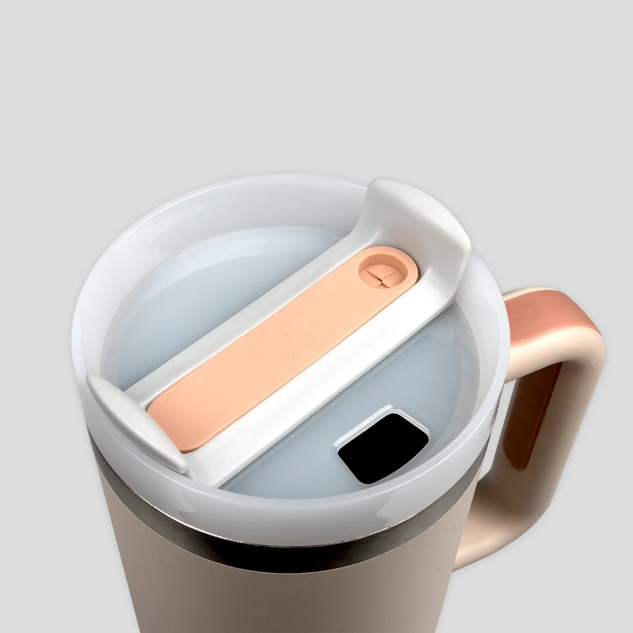 Thermos mug, lid with drinking hole Close-up oft he lid of a thermos mug with handle, showing the drinking hole of the lid. The lid offers three options: fully open, straw opening, and closed.