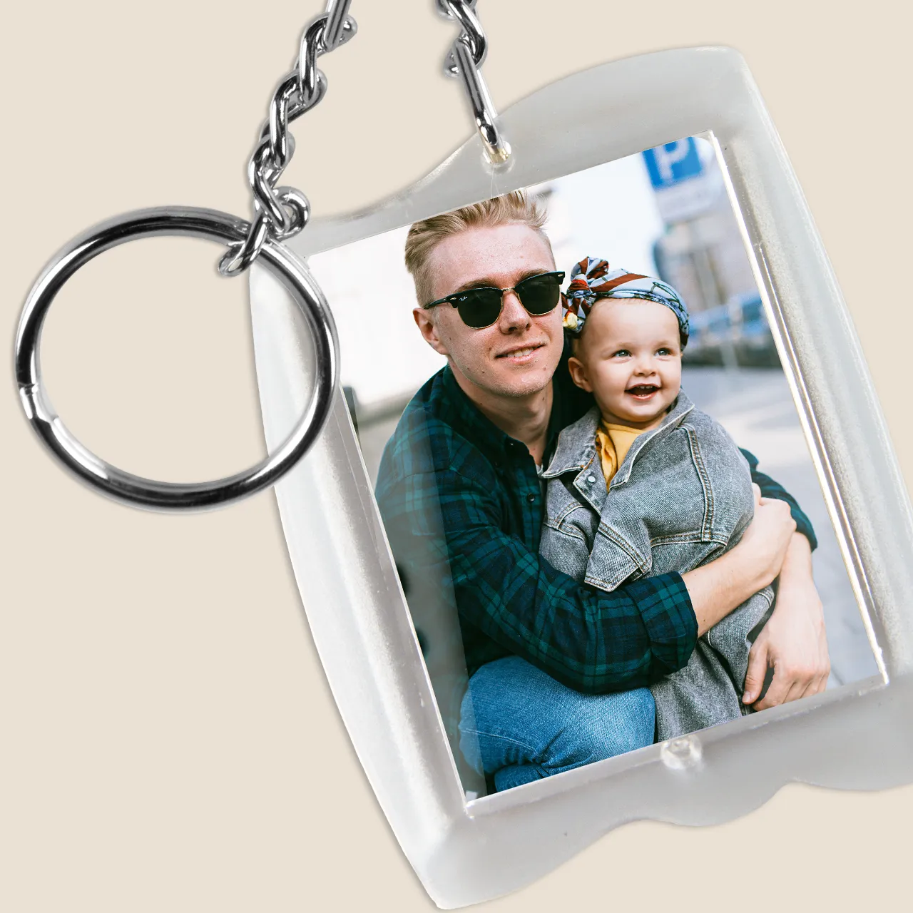 Photo keychain made of acrylic, including metal keyring ring This personalized photo keychain is perfect for capturing your memories. Customise it with your favorite photo and keep it with you wherever you go.