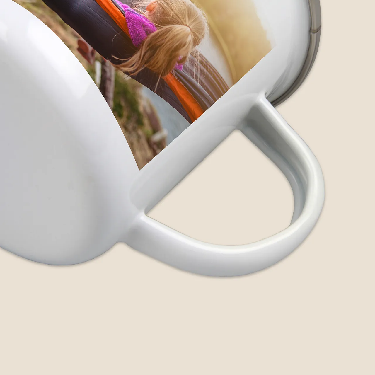 Design a cool enamel mug with your favourite photos Close-up of the handle of a personalised enamel mug. The mug is dishwasher-safe, hand washing is recommended.