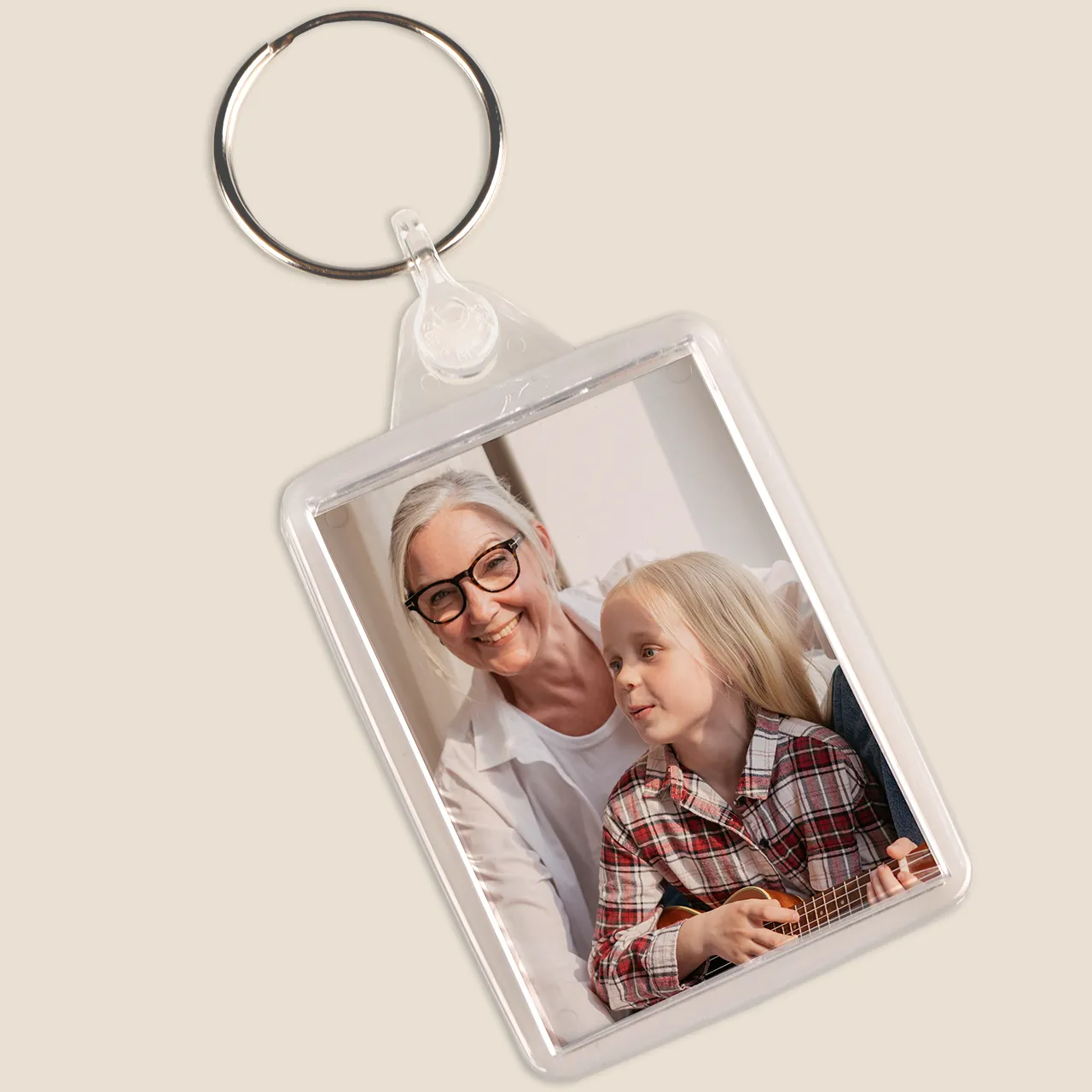 Photo keychain made of acrylic, including metal keyring ring This personalized photo keychain is perfect for capturing your memories. Customise it with your favorite photo and keep it with you wherever you go.