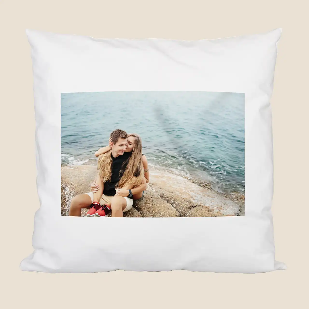 Photo cushion, one-sided print, printable area 11 x 7.5‘‘ The one-sided printed cushion is the perfect choice for anyone who wants a more minimalist look. Your photo is printed on an area of 11 x 7.5'' on the cover of the photo cushion, the rest remains white.
