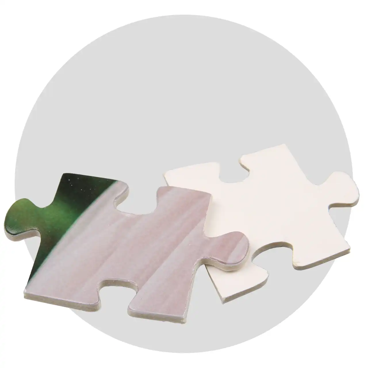 Sturdy puzzle pieces with glossy finish Close-up of two glossy puzzle pieces from a picture puzzle, printed with vibrant colours and premium quality.