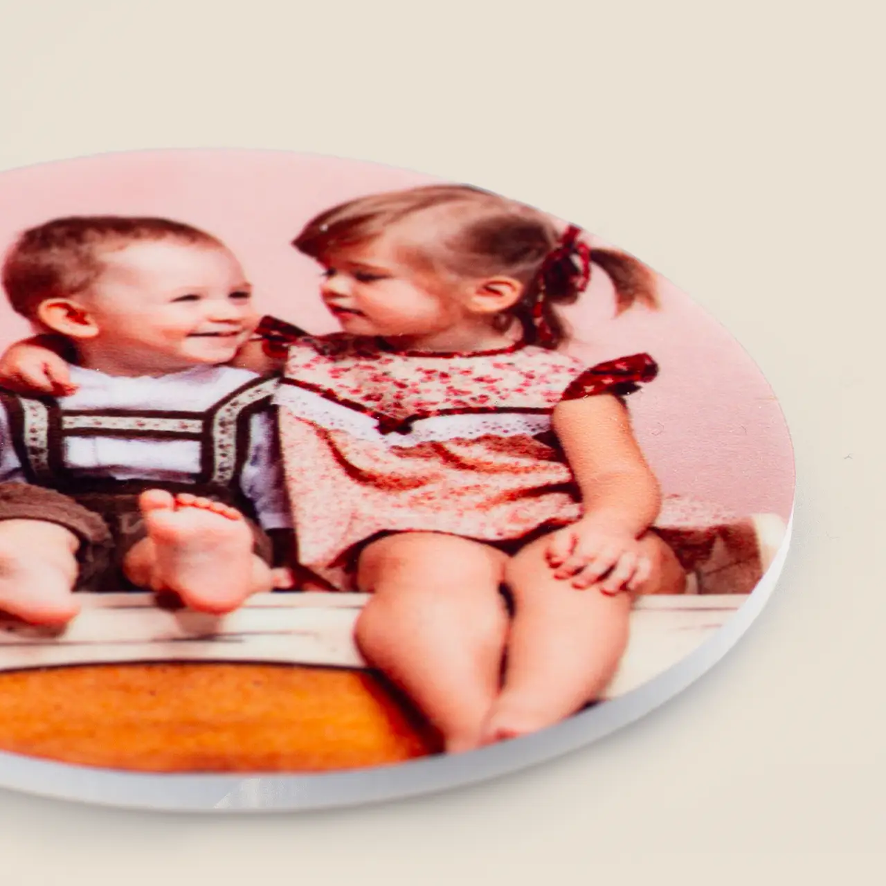 Round photo magnet, design templates selection A round photo magnet displays a cute childhood memory – ideal for personalised magnets with timeless snapshots.