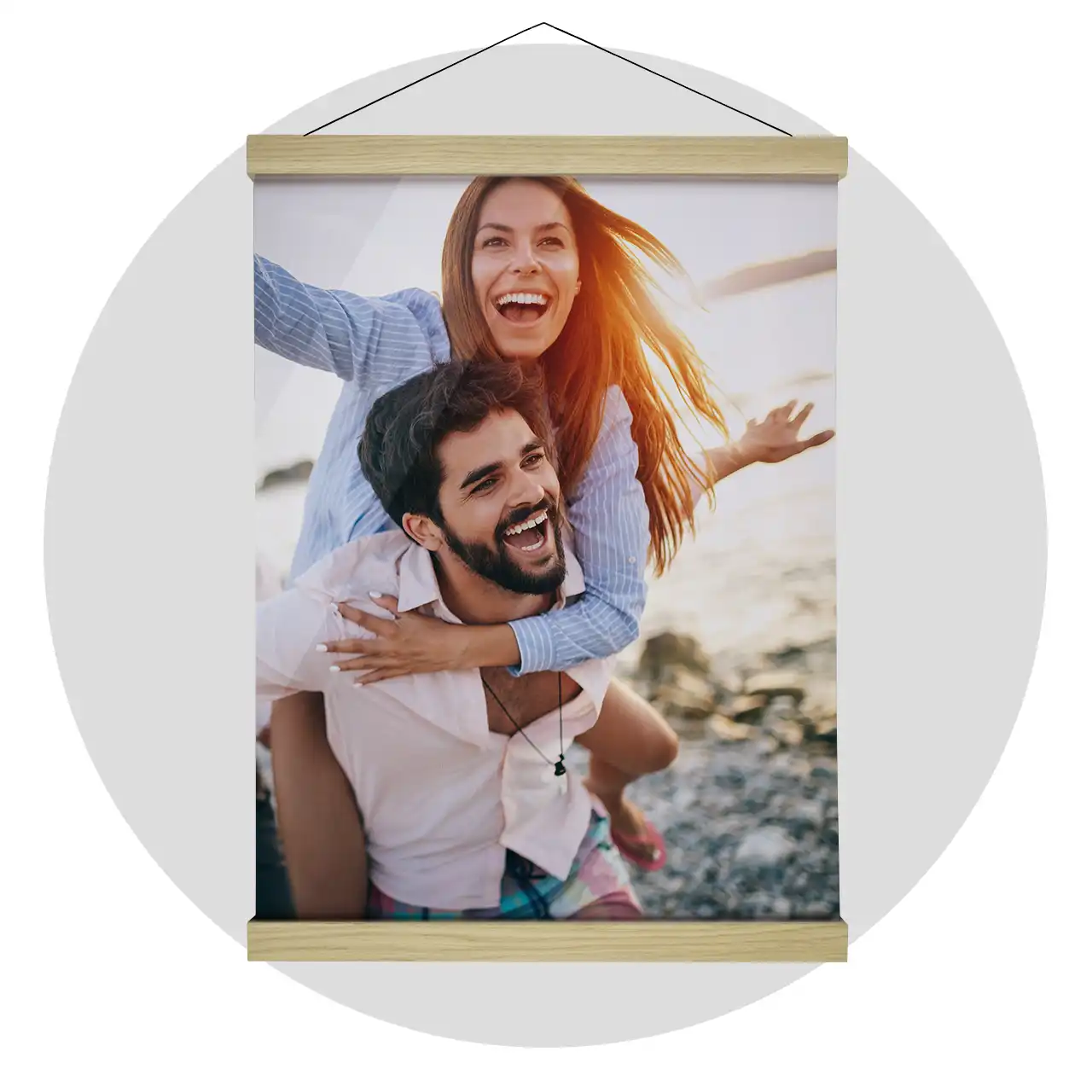 Turn your special moments into personalised posters with our high-quality prints. A poster held by a poster moulding is showing a joyful couple at the beach enjoying the sunset. Create personalised posters from your photos.