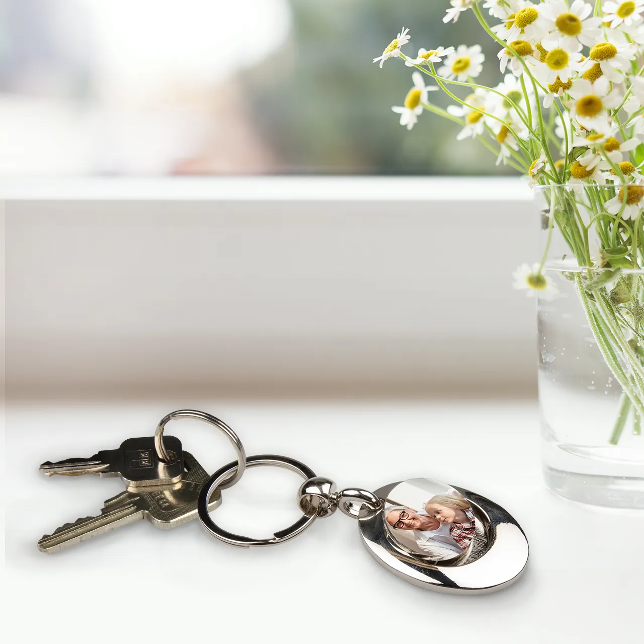 Personalised keychain with shopping token, handy and unique Create your personalised keychain and receive a useful tool for everyday that holds personal memories and a unique attitude to life.