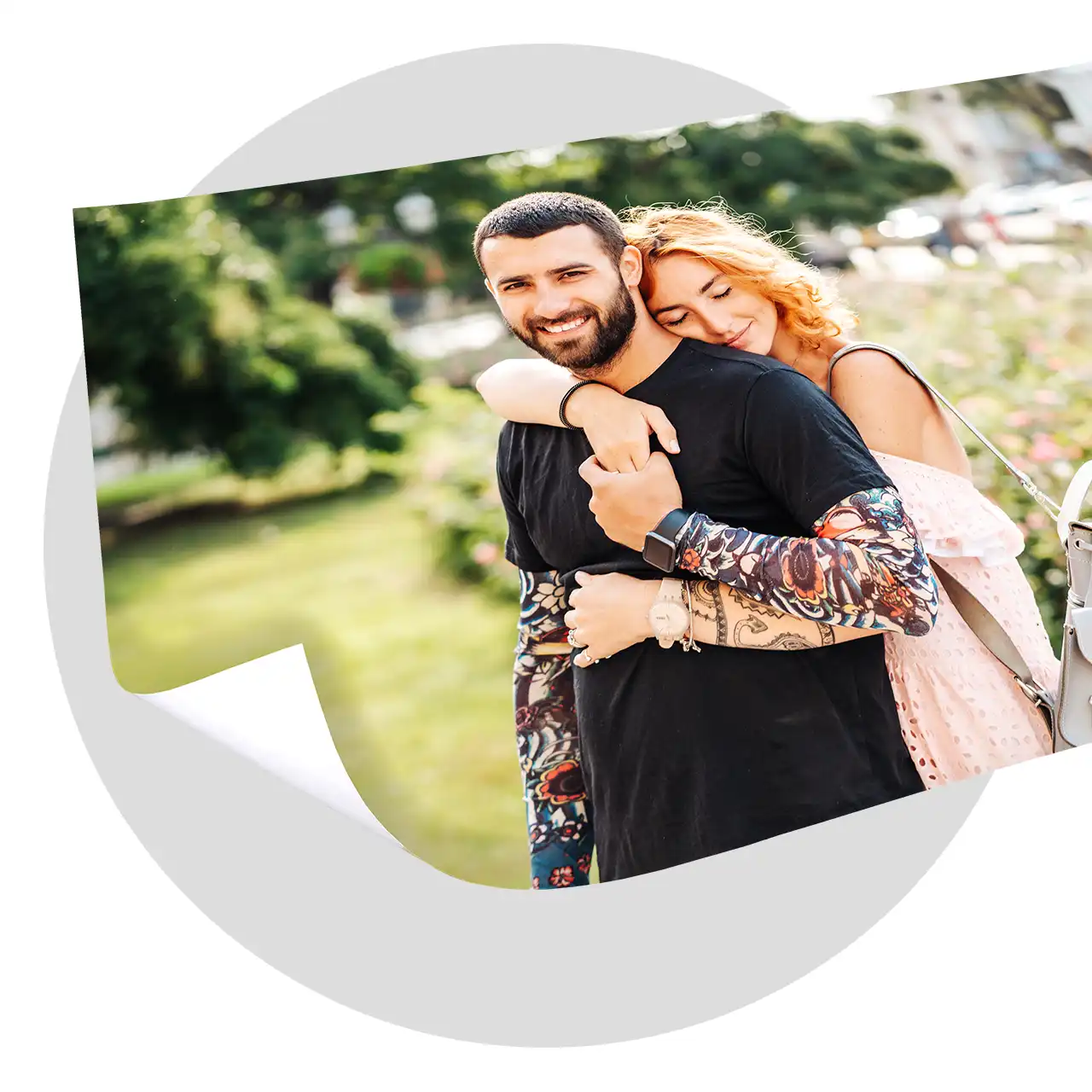 Print a poster of your favourite moments. A poster showing a happy couple embracing outdoors. One corner is folded upwards. Print a poster to keep your best memories alive.