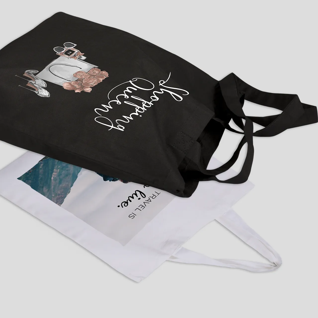 Personalised tote bag with photo, black or white Get your own personalised tote bag with your favorite pictures and beautiful designs. The bag is available in white or black and is made of 100% cotton.