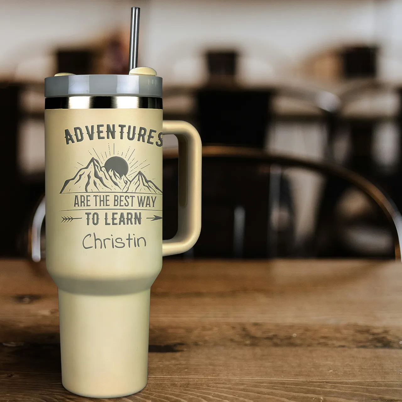 XXL thermos cup with spacious custom engraving A beige colored thermos mug with straw, customized with an adventure-themed engraving. Add your personal touch to your tumbler cup, too!