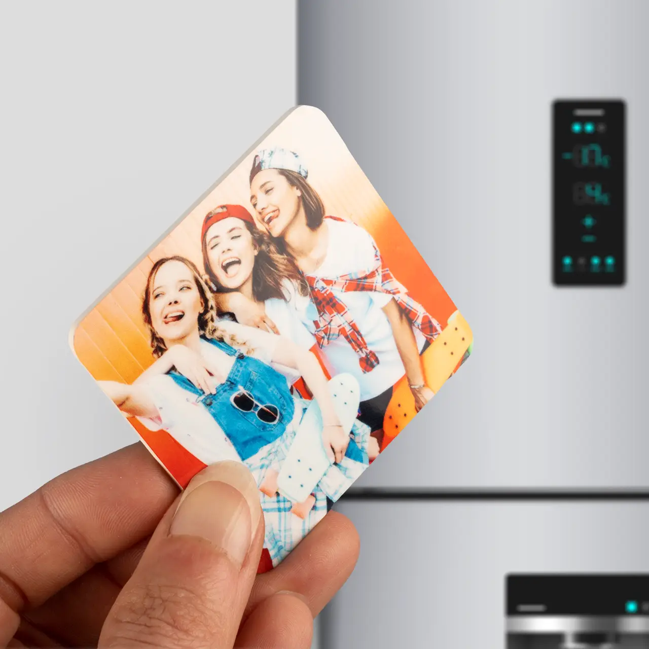 Personalised fridge magnets, square photo print A photo magnet with a square design shows three smiling friends – perfect for custom photo fridge magnets.